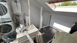 klus-zolder-binnenwand-met-dakraam-en-plafond