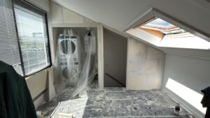 zolder-met-dakraam-en-verwarmingsinstallatie-beschermd